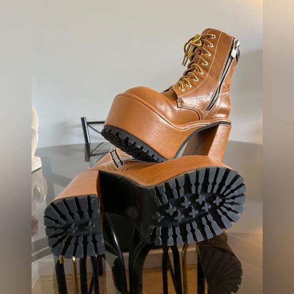 Dolls Kill x Bratz Combat Boots - Picture 4 of 5